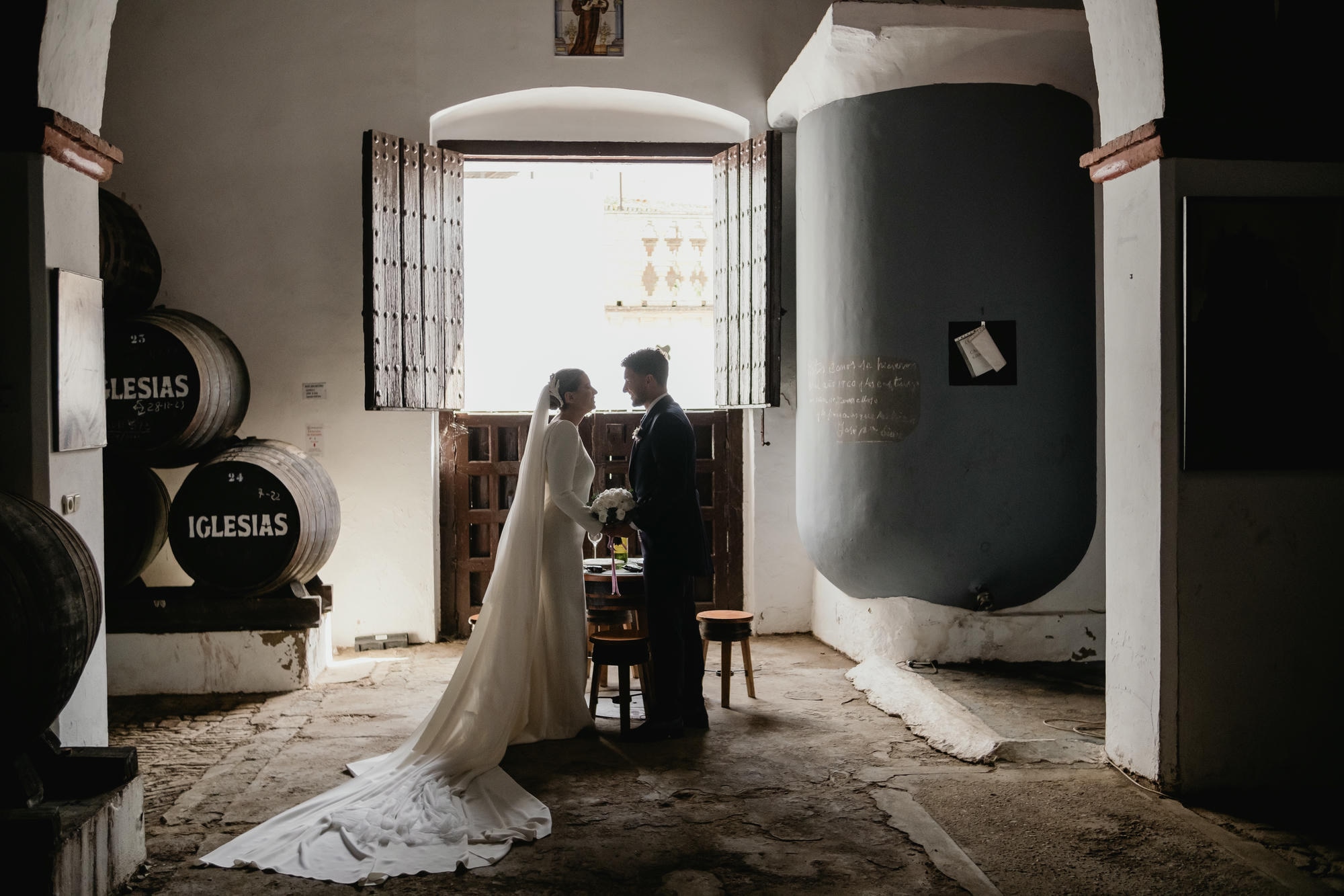Si estás buscando el escenario perfecto para tu reportaje de boda, Huelva tiene todo lo que necesitas. Desde paisajes espectaculares hasta una luz inigualable, esta provincia andaluza ofrece el equilibrio perfecto entre naturaleza, historia y romanticismo. Como fotógrafo bodas Huelva, he tenido la oportunidad de capturar momentos inolvidables en distintos rincones de esta tierra y aquí te cuento cinco razones por las que deberías considerar Huelva para tus fotos de boda. 1. Paisajes únicos para un reportaje inolvidable Uno de los mayores atractivos de Huelva es su variedad de paisajes. Si sueñas con una sesión en la playa, las arenas doradas de Punta Umbría o Mazagón son ideales para una sesión al atardecer con la brisa marina de fondo. Si prefieres un entorno natural más verde, el Parque Nacional de Doñana ofrece un marco espectacular con sus dunas, marismas y pinares. Pero Huelva no es solo naturaleza. Su casco histórico, con iglesias centenarias y calles empedradas, también es perfecto para un reportaje con un toque clásico y elegante. La mezcla de escenarios permite crear un álbum de boda variado y lleno de contrastes. 2. Luz natural espectacular La luz de Huelva es un auténtico regalo para la fotografía. Como fotógrafo bodas Huelva, sé que la clave para unas fotos perfectas es la iluminación, y aquí el sol nos da un brillo especial durante todo el año. Durante la hora dorada (al amanecer o al atardecer), la luz es suave y cálida, perfecta para realzar los tonos de piel y crear un ambiente romántico. En días despejados, la luz natural resalta los colores de la playa, los campos y la arquitectura, dándole un toque vibrante a cada imagen. Si te casas en invierno o en días nublados, la luz difusa suaviza los contrastes y permite capturar imágenes con un aire más íntimo y delicado. 3. Clima ideal durante todo el año El clima de Huelva es otro punto a favor. Con más de 300 días de sol al año y temperaturas suaves incluso en invierno, aquí puedes planificar tu reportaje de boda sin preocuparte demasiado por el mal tiempo. Primavera y otoño son las estaciones perfectas para una boda al aire libre, con temperaturas agradables y colores vibrantes en la naturaleza. Verano es ideal si sueñas con una sesión en la playa al atardecer. Invierno, aunque más fresco, sigue ofreciendo días soleados perfectos para una sesión con luz suave y romántica. 4. Espacios con historia y encanto Si te apasionan los lugares con historia, en Huelva encontrarás rincones llenos de magia para tu reportaje de boda. El Muelle del Tinto: su estructura de madera y metal con vistas a la ría crea un fondo espectacular, sobre todo al atardecer. El Monasterio de La Rábida: un lugar con siglos de historia y una arquitectura impresionante. Las bodegas del Condado de Huelva: perfectas para una sesión con un toque elegante y tradicional. Cada uno de estos lugares aporta un carácter único a las fotos, permitiendo que cada reportaje sea diferente y especial. 5. Un ambiente relajado y auténtico Uno de los aspectos que más valoran las parejas al hacer su reportaje en Huelva es la tranquilidad y autenticidad que ofrece. No es una provincia saturada de turismo, lo que significa que puedes disfrutar de tu sesión sin prisas y con la calma que merece un momento tan especial. Además, la gente aquí es acogedora, los paisajes invitan a la desconexión y cada rincón tiene una historia que contar. Como fotógrafo bodas Huelva, mi objetivo es capturar no solo imágenes bonitas, sino también la emoción y la esencia de cada pareja, y Huelva me lo pone muy fácil. Inmortaliza tu historia en un entorno único Si estás pensando en hacer tu reportaje de boda en Huelva, no dudes en explorar sus maravillosos paisajes y rincones llenos de historia. Cada pareja es única, y esta tierra ofrece el escenario perfecto para crear recuerdos inolvidables. Si quieres conocer más sobre cómo trabajo o ver ejemplos de reportajes realizados en Huelva, te invito a visitar mi web (https://carlosmartinfotografo.com/) o seguirme en Instagram (https://www.instagram.com/carlos_martin_fotografo/), donde comparto algunos de mis últimos trabajos.
