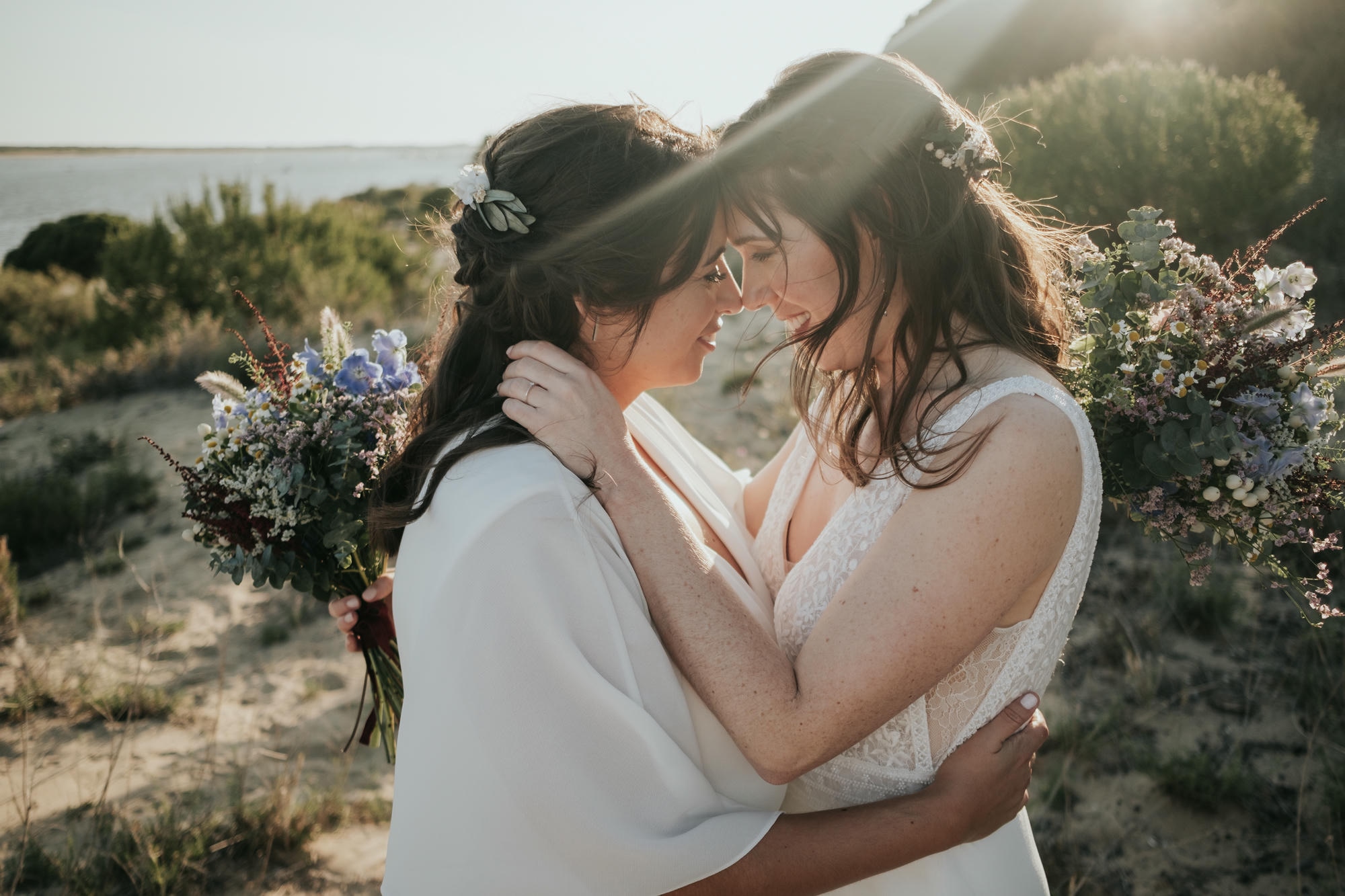 Descubre las tendencias en fotografía boda Huelva para 2024. Reportajes naturales, escenarios mágicos y estilos que marcarán el año.