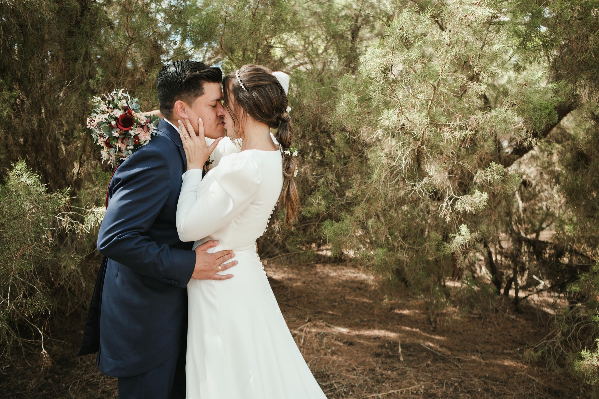 Descubre 7 claves para encontrar al fotógrafo bodas Huelva perfecto. Estilo, confianza, emociones y consejos prácticos para acertar.