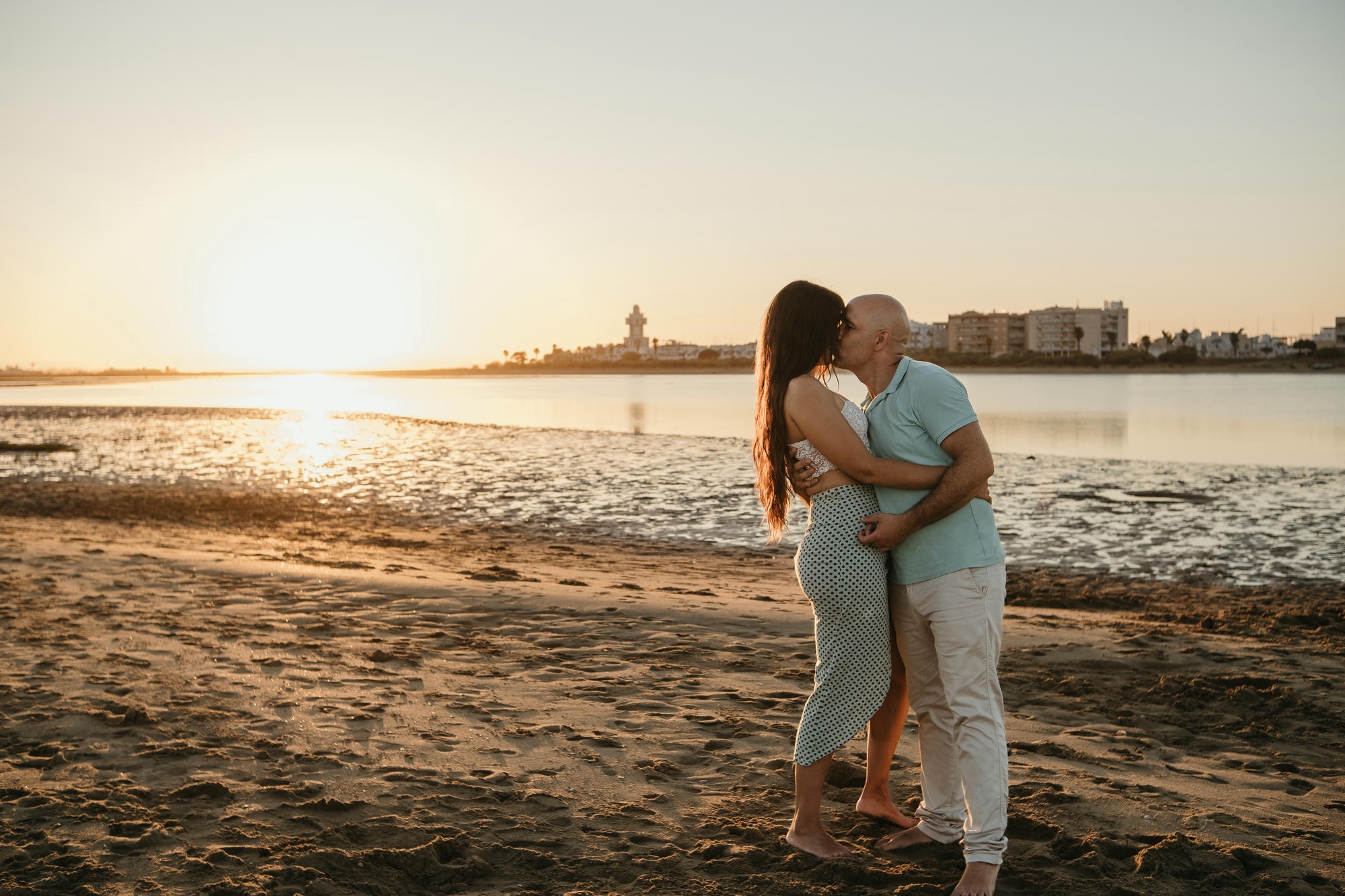 Descubre cómo es una sesión de fotografía parejas Huelva. Escenarios naturales, cercanía y fotos que cuentan vuestra historia.